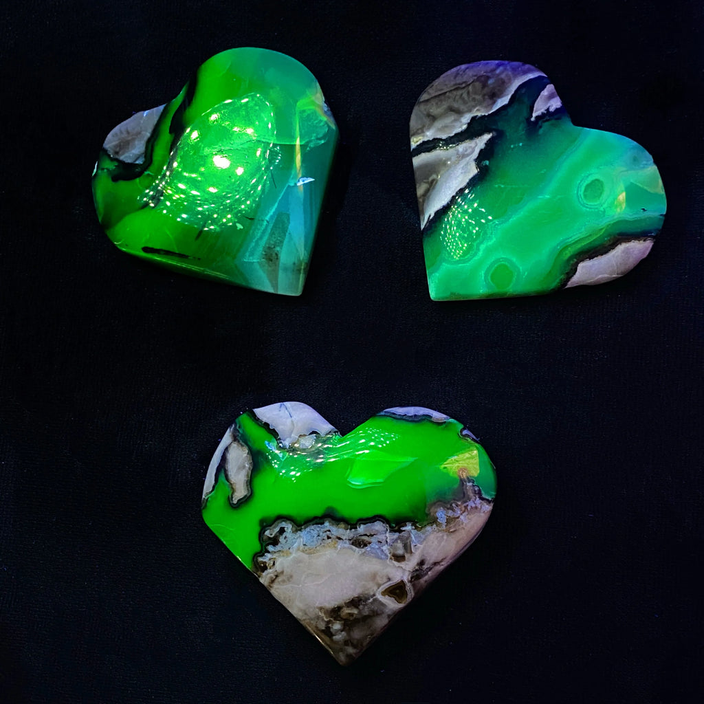 Random 1PC Volcanic Agate Heart Stone-UV Fluorescent