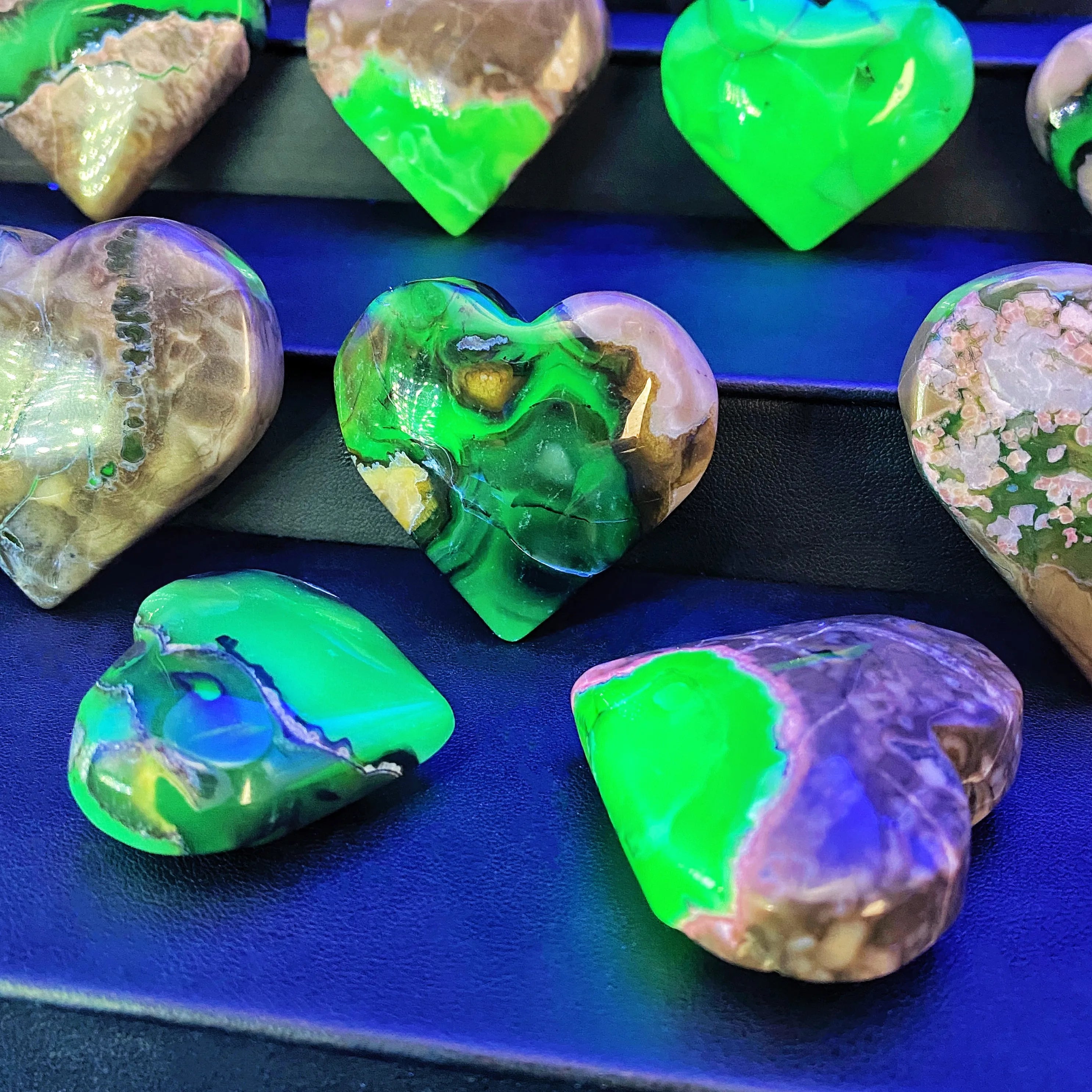 Random 1PC Volcanic Agate Heart Stone-UV Fluorescent