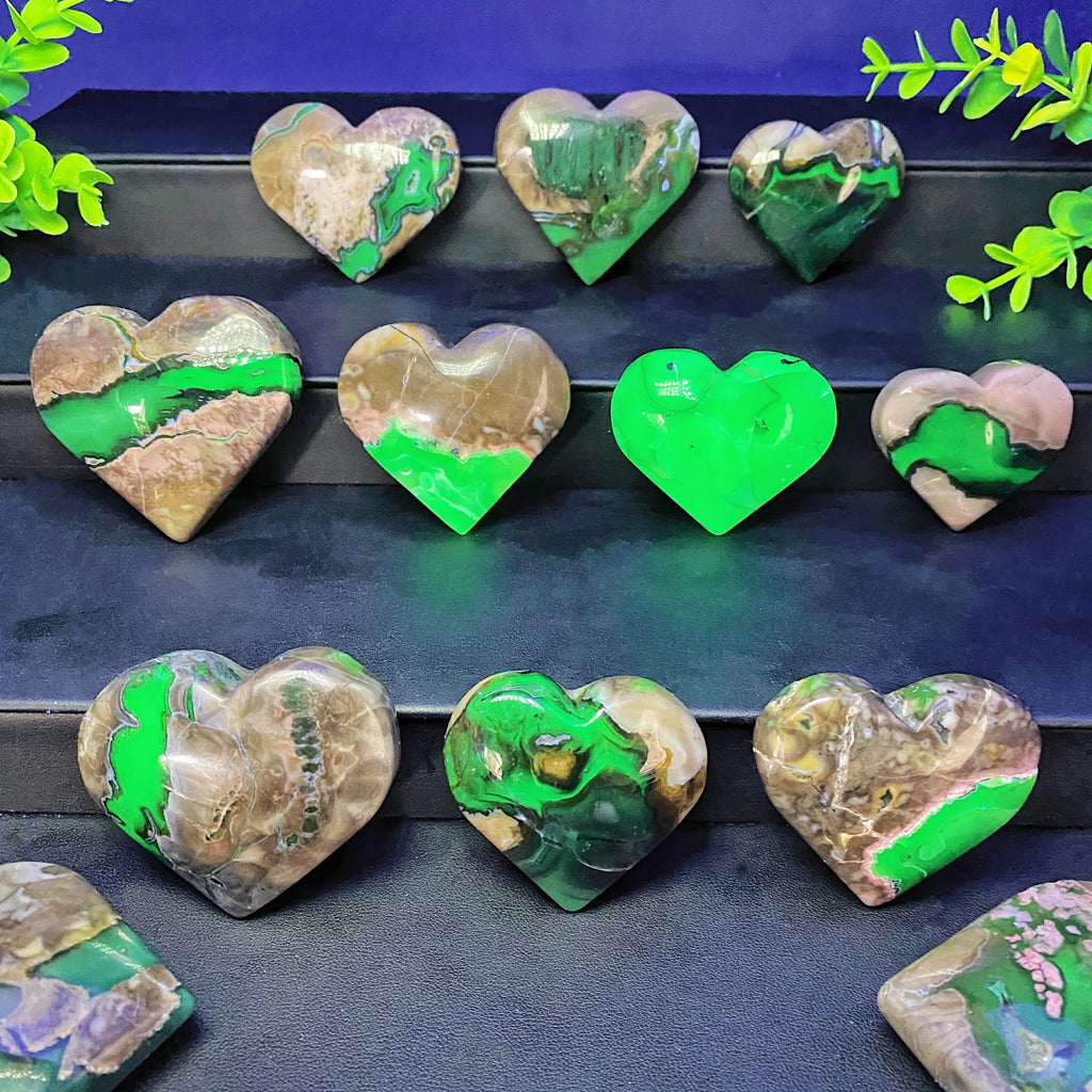 Random 1PC Volcanic Agate Heart Stone-UV Fluorescent